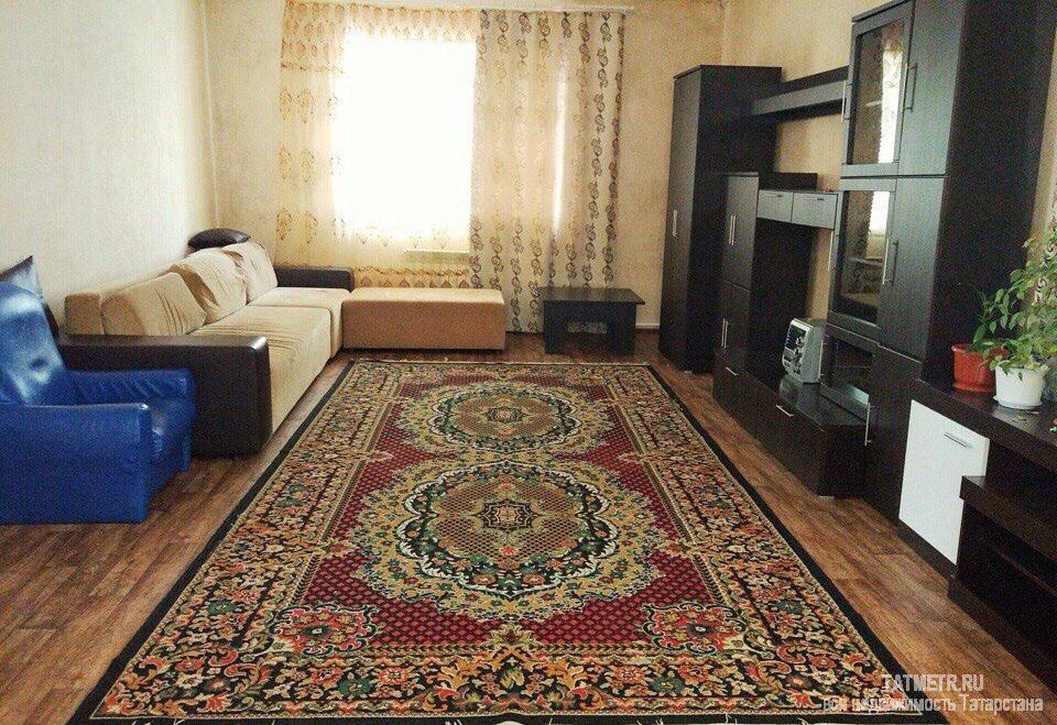 Аренда / Дома и коттеджи, Нижнекамск, Центральная улица, 7 500 Сдам 2-ух этажный дом с хорошим ремонтом посуточно и почасовой. В доме 5 больших комнат, большой зал, мангал, сауна с...
