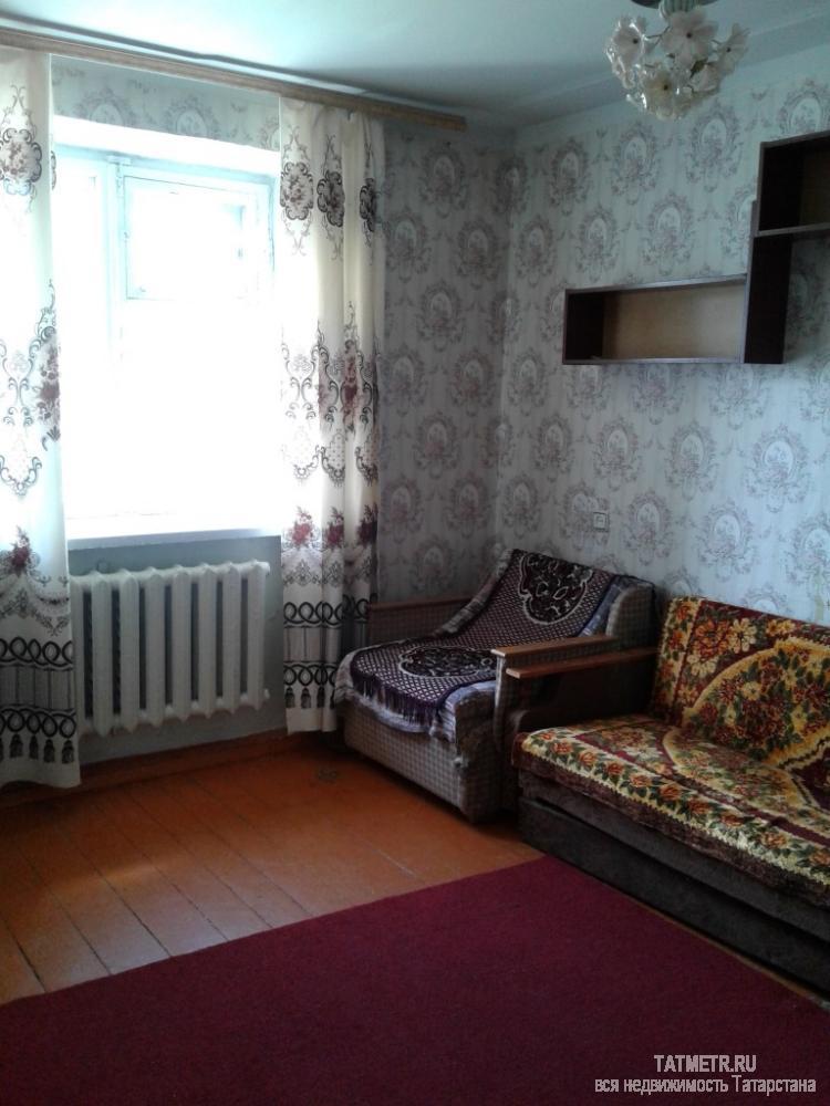 Замечательная гостинка в г. Зеленодольск. Большая, светлая квартира, окна выходят на южную сторону. В комнате есть...