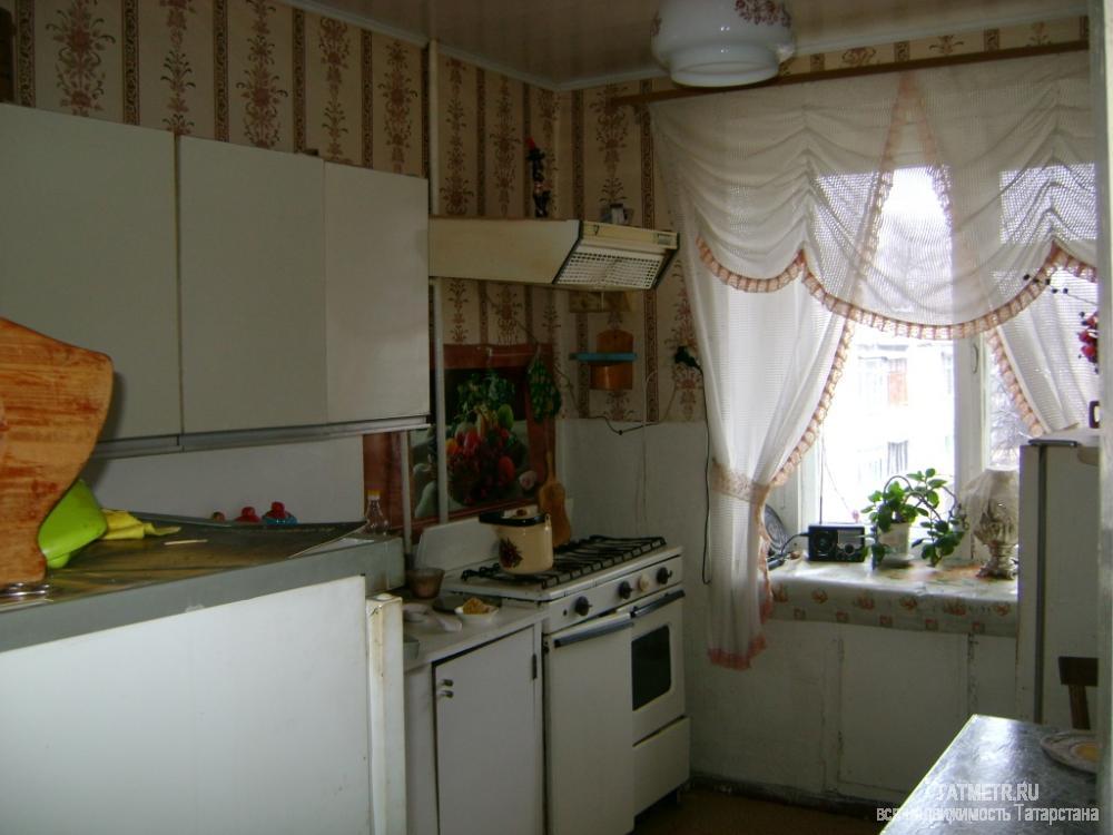 Продажа / Квартиры, Зеленодольск, Украинская улица, 1 950 000 Светлая квартира с хорошей планировкой в городе Зеленодольске. Зал 15,4 кв.м., спальни по 12 и 8 кв.м., кухня 7,7... - 3