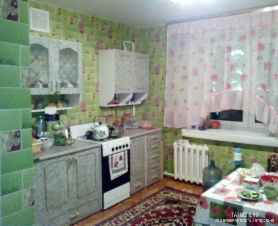 Отличная двухкомнатная квартира в центре г. Зеленодольск. Квартира просторная, уютная, теплая, в хорошем состоянии.... - 2