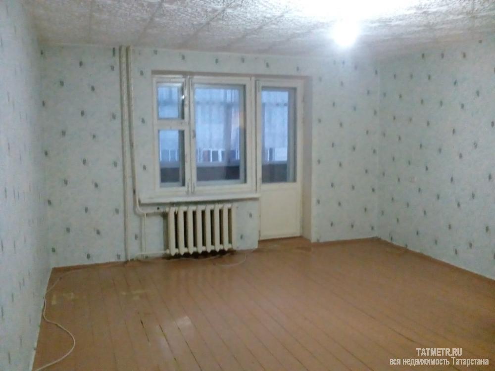 Аренда / Квартиры, Зеленодольск, Комсомольская улица, 7 000 Сдается отличная квартира в самом центре г. Зеленодольск. Квартира просторная, чистая и светлая. Рядом рынок,...