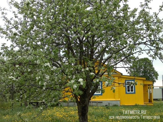 Участок расположен недалеко от города в живописном месте, рядом речка, имеется строение.