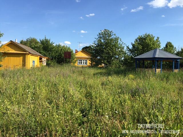 Участок расположен недалеко от города в живописном месте, рядом речка, имеется строение. - 2