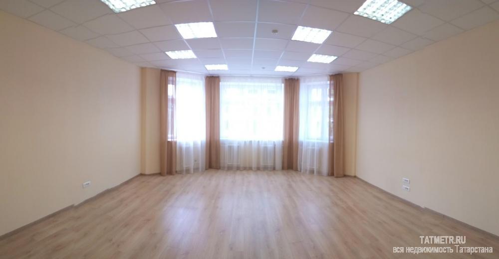 Коммерческая / Аренда / Офисы, Казань, Калинина улица, 49 800 Сдаются офисные помещения на третьем этаже административного здания в центре города. площадь 49,8 м² В стоимость...