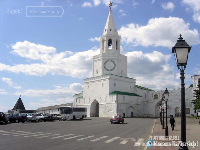 Казанский Кремль 5 минут пешком + казанский Арбат , метро Кремлёвское , все 3-5 мин пешком , Жд вокзал , дворец...