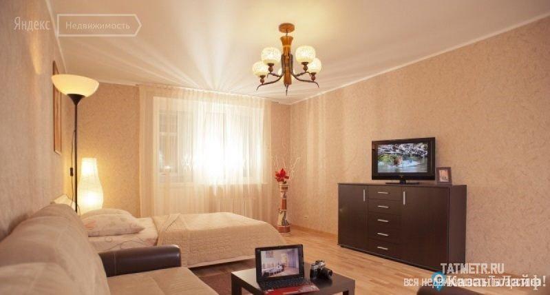 Аренда / Квартиры, Казань, Адоратского улица, 1 800 Просторная двухкомнатная квартира у Аквапарка 'Ривьера' В спальне: двуспальная кровать, тумбочка, комод. В гостиной:...