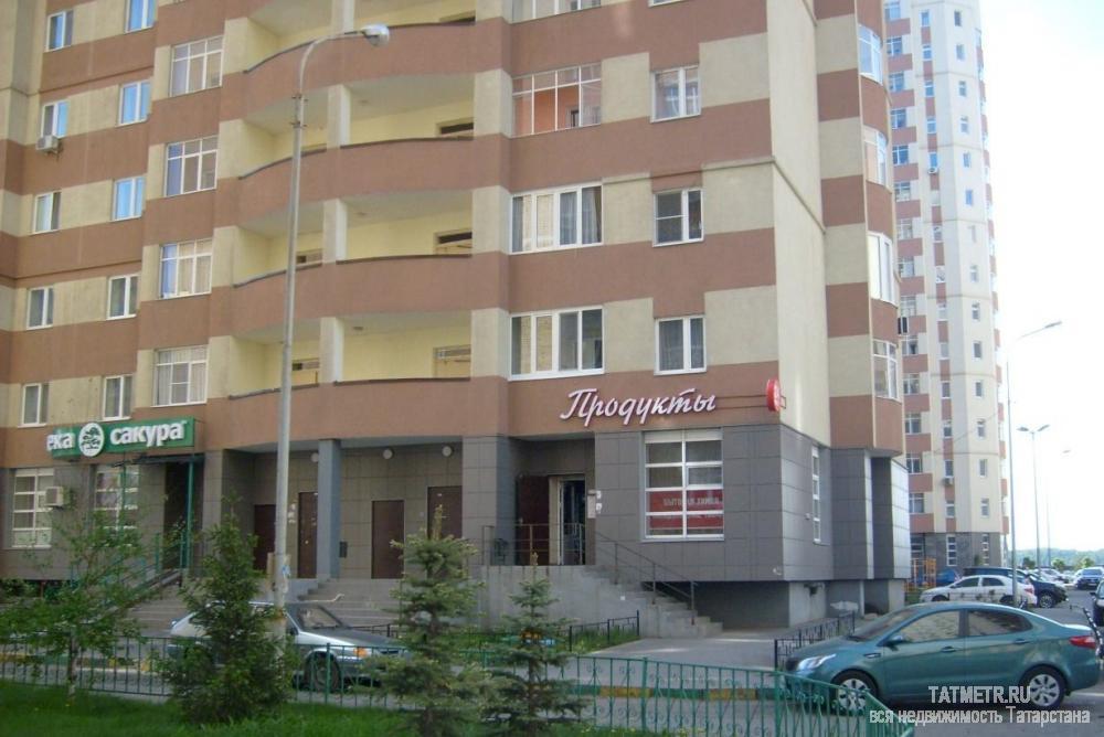 Коммерческая / Аренда / Офисы, Казань, Чистопольская улица, 10 000 Сдается торговая площадь 20кв. , это проходная комната в Помещении где располагаются цветочный магазин, ателье, офис.... - 1