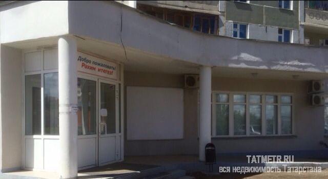 Коммерческая / Аренда / Офисы, Казань, Академика Глушко улица, 176 000 320 кв/м, готовый супермаркет с витражными окнами, большой парковкой, с заездом с 2-х сторон, густонаселенный... - 1