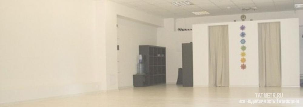 Коммерческая / Аренда / Офисы, Казань, Волочаевская улица, 60 000 СДАЕТСЯ В АРЕНДУ ПОМЕЩЕНИЕ В котором ранее располагались студия йоги и студия танцев Большой чистый и светлый зал... - 1