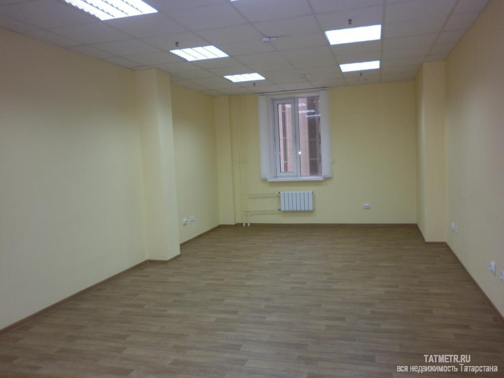 Коммерческая / Аренда / Офисы, Казань, Декабристов улица, 42 240 Сдается в аренду офис 52,8кв. в Бизнес центре класса А. В помещения качественная чистовая отделка. Стоимость арендной... - 4