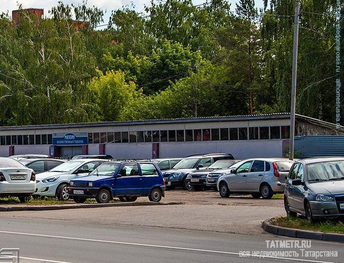 Здание общей площадью 323 кв.м (по 161 на этаж), земля 12 соток (все в собственности).  Коммуникации в данный момент...