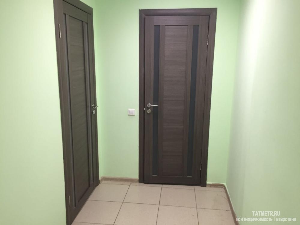 Коммерческая / Аренда / Офисы, Казань, Односторонки Гривки переулок, 12 000 Аренда офиса с мебелью в цоколе новостройки. Хороший ремонт, новые двери, окна итп. Полноценные окна. 2 сан. узла... - 2