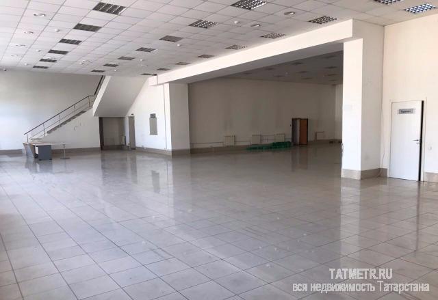 Коммерческая / Аренда / Офисы, Казань, Волочаевская улица, 160 000 Сдам помещение свободного назначение. Бывший автосалон, выставочный зал на 10-15 автомобилей. Въезд-выезд автомобилей... - 2