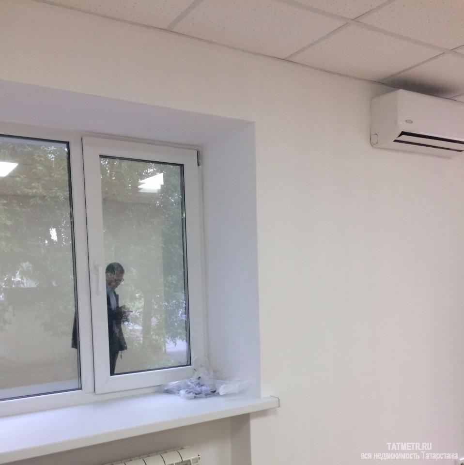 Коммерческая / Аренда / Торговые помещения, Казань, Волгоградская улица, 36 000 Сдается в аренду торговое помещение рядом со станцией метро 'Яшьлек', 20 м², на первой линии по ул.Волгоградская,... - 1