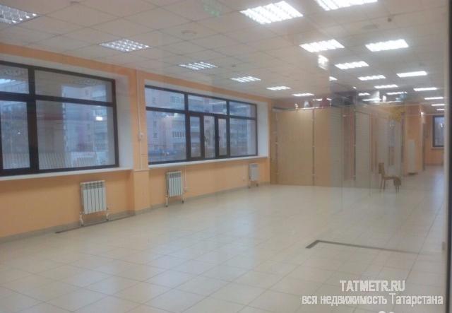 Коммерческая / Аренда / Торговые помещения, Казань, Максимова улица, 9 000 ТЦ «Восторг» — это новый уютный, светлый 2-этажный торговый центр, располагающийся на первой линии в центре динамично... - 1
