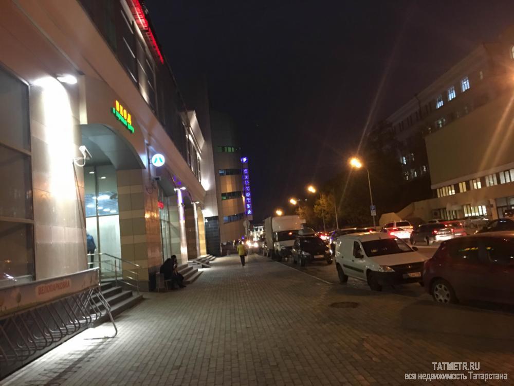 Коммерческая / Продажа / Торговые помещения, Казань, Петербургская улица, 2 680 000 Продаётся площадь 23.8 кв.м. в торговом центре 'Республика' с готовым арендным бизнесом(магазин 'Гений'),... - 2