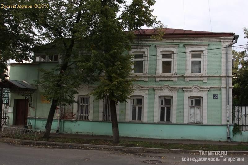 Исторический центр города, близость к улицам Бутлерова и Щапова. Отдельностоящее здание на 1 линии.   6 входных...