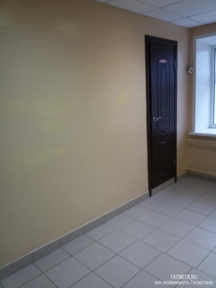 Коммерческая / Продажа / Офисы, Зеленодольск, Комсомольская улица, 12 800 Отличное помещение в центре города Зеленодольск. В помещении сделан отличный ремонт. Пол в кафеле. Также имеется с/у.... - 1
