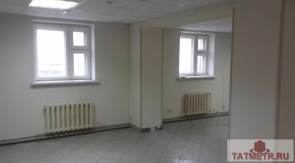 Коммерческая / Аренда / Офисы, Казань, Победы проспект, 8 500 Сдается офисное помещение общей площадью 18 кв.м., расположенное на 1-м этаже 4-х этажного торгово-офисного комплекса... - 2
