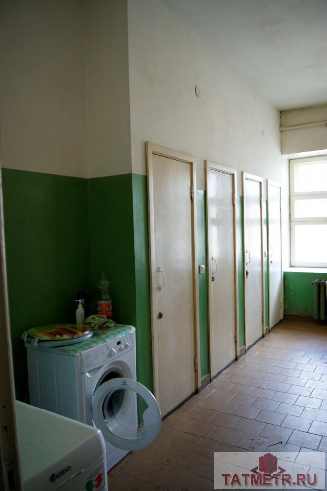 Продажа / Комнаты, Казань, Белинского улица, 800 000 Просторная комната в блочном общежитии, в доме типа «Сталинка». Высокие 3-ёх метровые потолки, комната не угловая.... - 1