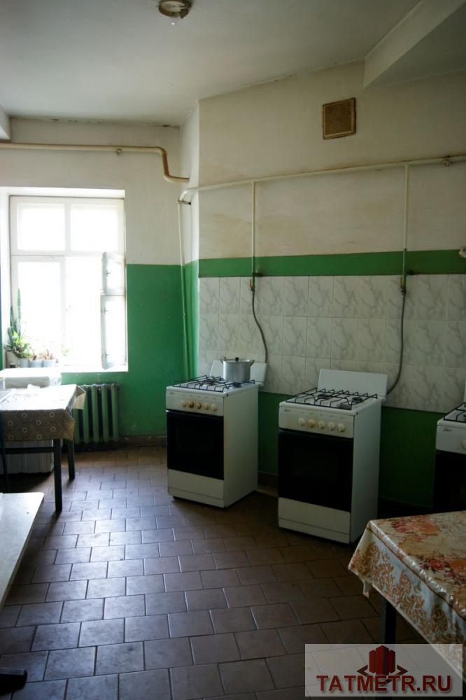 Продажа / Комнаты, Казань, Белинского улица, 800 000 Просторная комната в блочном общежитии, в доме типа «Сталинка». Высокие 3-ёх метровые потолки, комната не угловая.... - 2