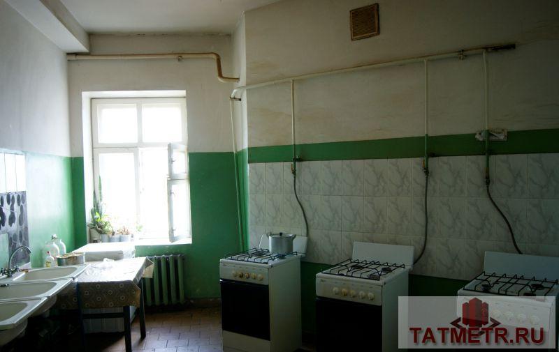 Продажа / Комнаты, Казань, Челюскина улица, 800 000 Продажа просторной комнаты 17 кв. м. в 'блочном' общежитии(8 квартир в блоке). Высокие потолки 3 метра. Комната с... - 2