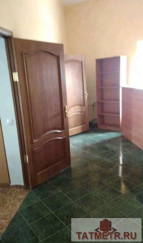 Коммерческая / Аренда / Офисы, Казань, Мусина улица, 25 000 Сдается офисное помещение с мебелью 60 кв.метров 3 комнаты и сан.узел на 6 этаже, вдоль проспекта Ямашева в круглом... - 4