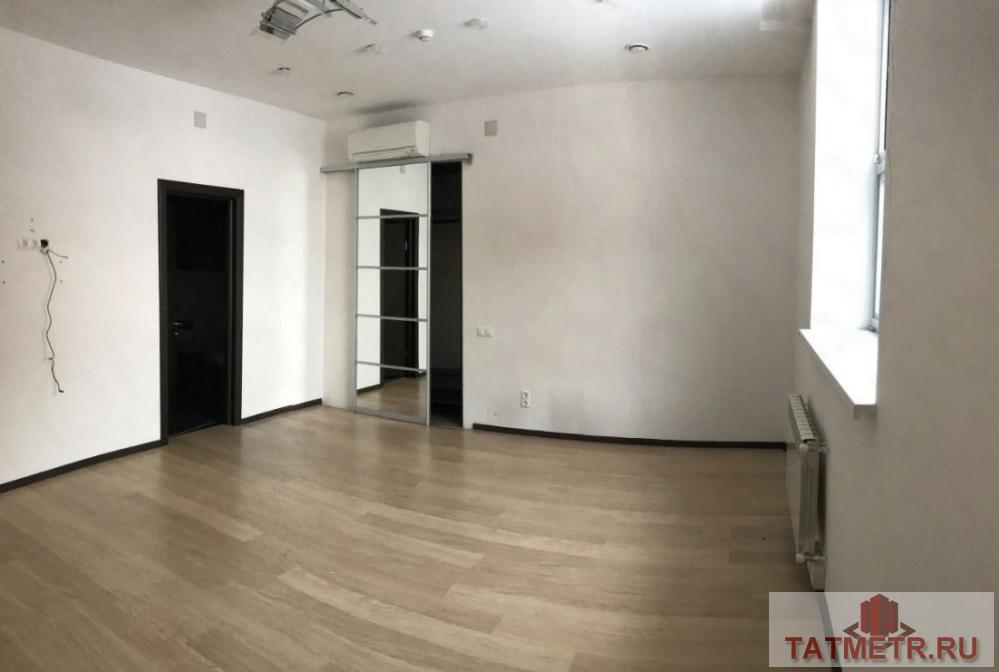 Коммерческая / Продажа / Офисы, Казань, Чистопольская улица, 40 900 000 Продается помещение в ЖК 'Панорама' Нежилое помещение общей площадью 411.1 кв. м. Расположение – 2 этаж. Помещение... - 3