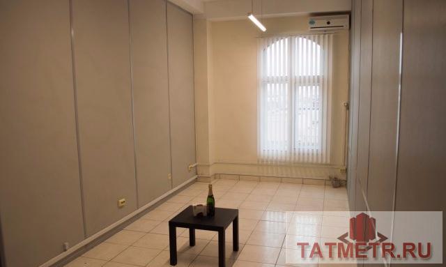 Коммерческая / Аренда / Офисы, Казань, Галиаскара Камала улица, 31 450 Сдаётся светлый офис в бизнес центре «Мастер». Это кабинет в кабинете. Высота потолка 3,3 метра, установлено... - 3
