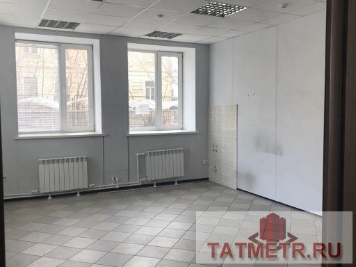 Сдам офис 53.5 м², отдельный вход, пультовая охрана, большие окна, 2 с/у  700₽+к/у  До метро Кремлевская 800 метров... - 1