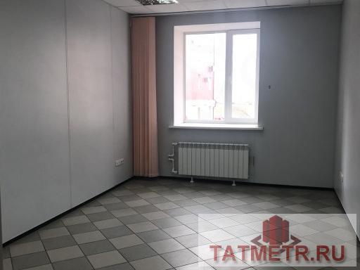 Сдам офис 53.5 м², отдельный вход, пультовая охрана, большие окна, 2 с/у  700₽+к/у  До метро Кремлевская 800 метров... - 4