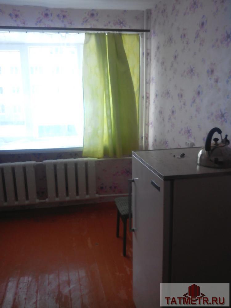 Аренда / Комнаты, Зеленодольск, Паратская улица, 5 500 Сдаётся отличная гостинка в г. Зеленодольск. В комнате есть телевизор, кухонный стол, стул, холодильник,... - 1