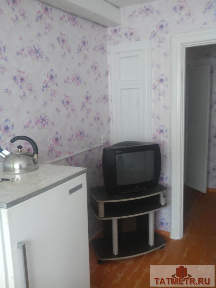 Аренда / Комнаты, Зеленодольск, Паратская улица, 5 500 Сдаётся отличная гостинка в г. Зеленодольск. В комнате есть телевизор, кухонный стол, стул, холодильник,... - 2