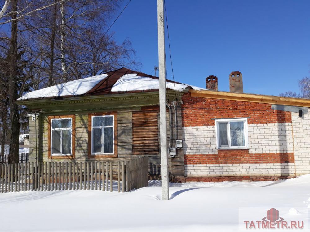 Одноэтажный деревянный дом с кирпичным пристроем. В доме 3 комнаты, кухня, прихожая и санузел. Прихожая 5.2кв.м.,...