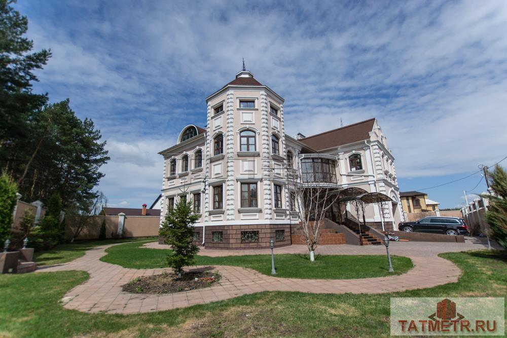 Особняк построен полностью из кирпича, 3 этажа, 956 кв.м., 5 спален. На полу штучный паркет. Все лестницы в доме...