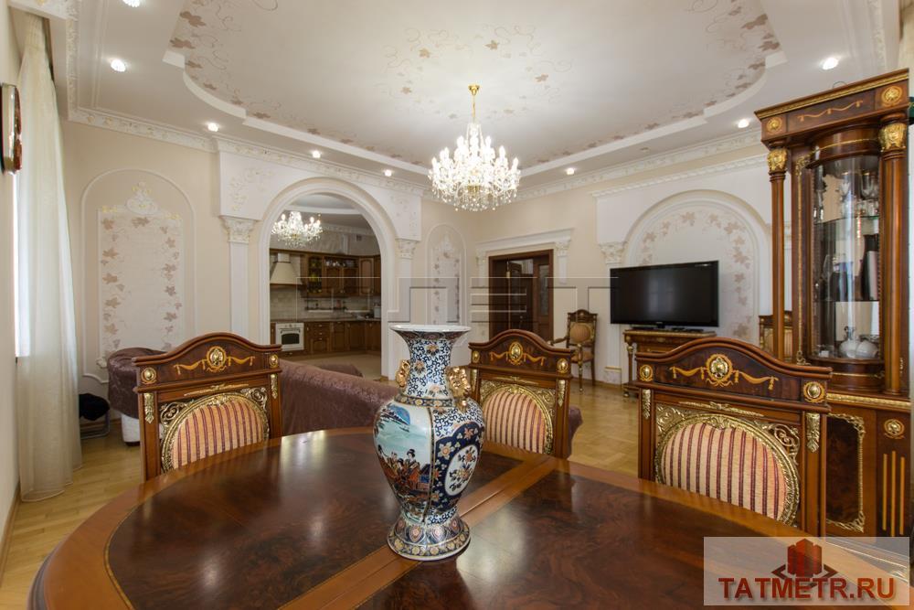 Особняк построен полностью из кирпича, 3 этажа, 956 кв.м., 5 спален. На полу штучный паркет. Все лестницы в доме... - 2