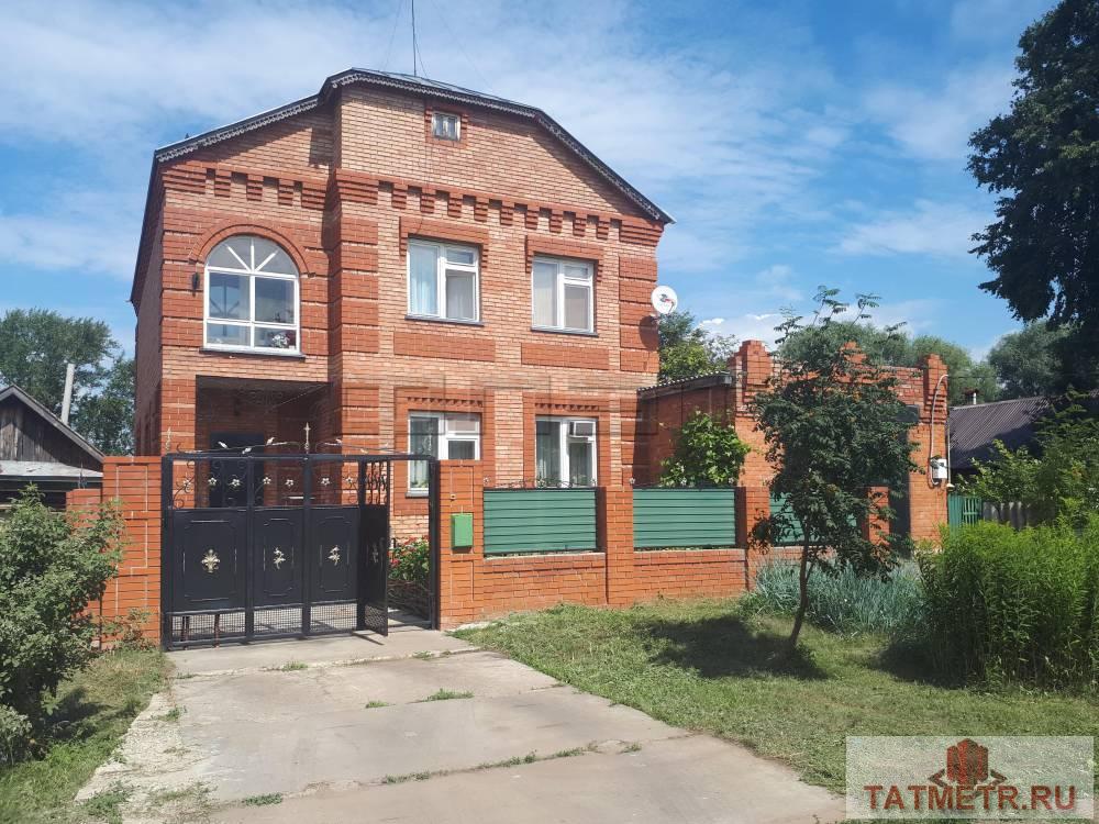 Продается замечательный двухэтажный дом в самом  центре  поселка Алексеевский  по улице  Комсомольская.  Общая...