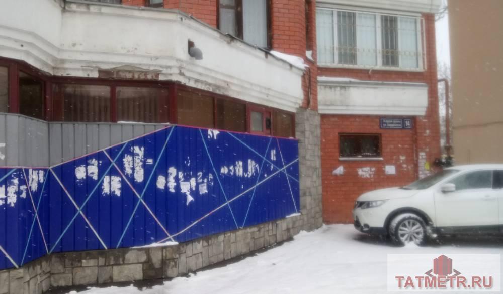 Коммерческая / Продажа / Торговые помещения, Казань, Гвардейская улица, 110 000 Сдается торговое помещение 143м² в аренду в пяти минутах от центра города. В подарок предоставляется цокольное... - 1