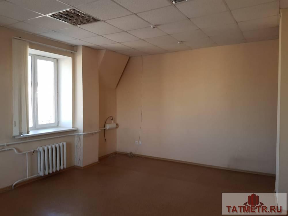 Коммерческая / Продажа / Офисы, Казань, Гладилова улица, 16 500 Сдается чистый, комфортабельный офис 30м2 в аренду на Гладилова 35. Первая линия от дороги, 4 этаж. В офисе выполнен...