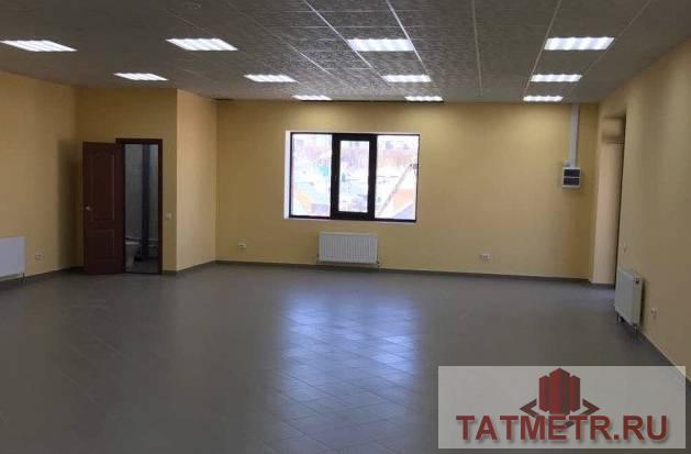 Коммерческая / Продажа / Офисы, Казань, жилой массив Вознесенское, 53 500 Сдается помещение 107м2 на первой линии от дороги на остановке. Отличный ремонт, большое и светлое помещение. Доступ... - 1