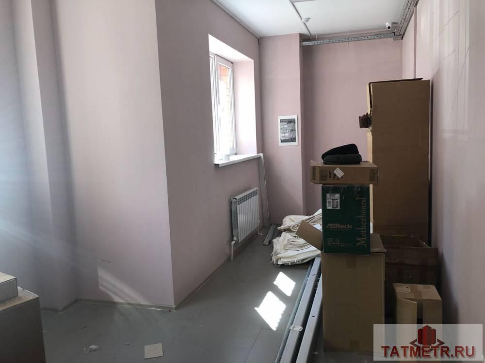 Коммерческая / Продажа / Офисы, Казань, Четаева улица, 124 000 Сдам помещение с хорошим ремонтом на первой линии, первый этаж. Панорамное остекление, помещение светлое, просторное.... - 1