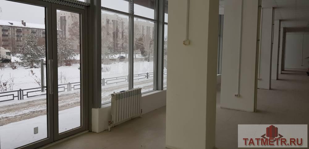 Коммерческая / Аренда / Торговые помещения, Казань, Фрунзе улица, 600 000 Сдается 600 м2 с витражными окнами в жилом массиве с большим пешеходным и автомобильным трафиком. Вдоль дома имеется... - 5