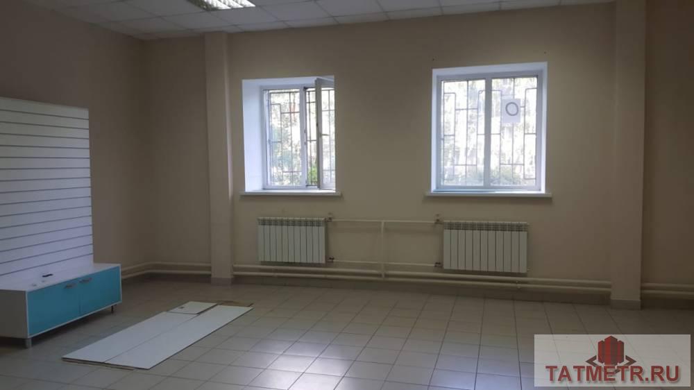 Коммерческая / Продажа / Торговые помещения, Казань, Серова улица, 24 000 Сдаются торговые площади в аренду. Рядом остановка общественного транспорта.Имеется парковка для посетителей и место... - 2