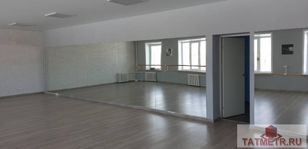 Коммерческая / Продажа / Офисы, Казань, Ахтямова улица, 147 000 Сдается готовое помещение под школу танцев, йогу и т.д. 3 зала, с душевой на 9-м этаже офисного центра. Вид на кабан.... - 1