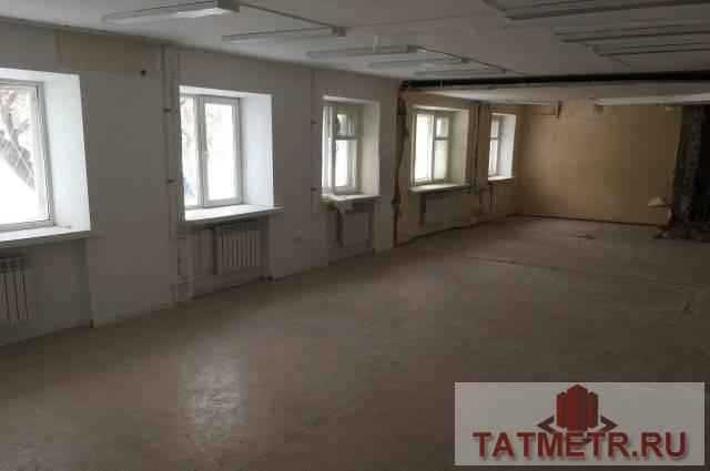 Коммерческая / Продажа / Торговые помещения, Казань, Восстания улица, 95 000 Сдается в аренду торговое помещение 115м2 на первой линии от дороги. Частично с ремонтом. Имеется отдельная входная... - 4