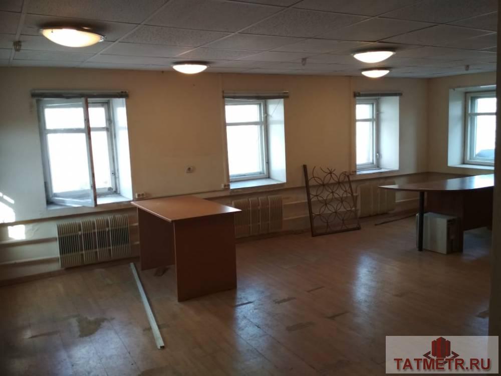 Коммерческая / Аренда / Офисы, Казань, Вахитовский район, 27 000 Сдается в аренду офис 54м2 в самом центре города. Состоит из 2-х кабинетов (12 и 42)м2. Имеется парковка со... - 2