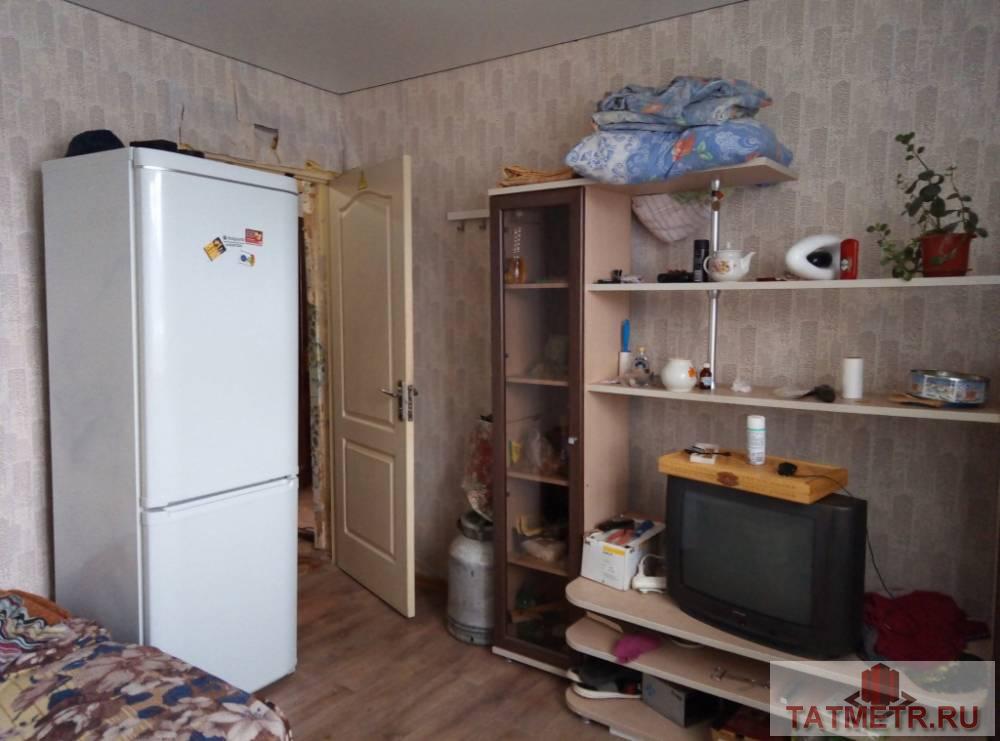 Продается отличная комната в блоке в г. Зеленодольск. Комната просторная уютная. Окна пластиковые. Двери новые....
