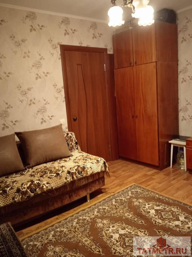 Продажа / Квартиры, Зеленодольск, Паратская улица, 650 000 ПРОДАЕТСЯ отличная гостинка в г. Зеленодольск с ремонтом. Окно-стеклопакет, трубы водоснабжение заменены,выравненные... - 1