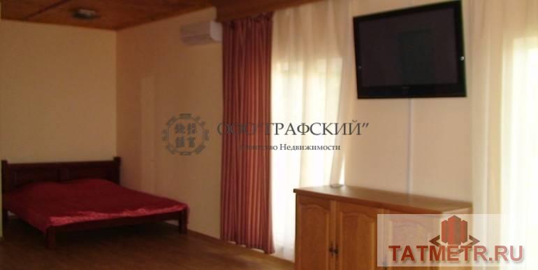Продажа / Коммерческая / Hotel, Алупка, 50 000 000 Продаю гостиницу . Общая площадь 400 кв.м, 3 этажа+мансарда, 8 номеров. Земельный участок 12 соток. Большие окна... - 3