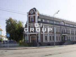 Современное кирпичное здание в ИСТОРИЧЕСКОМ центре Казани...